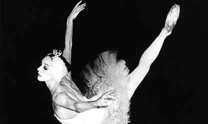 Image: La Volé, “Wilfride Piollet in ‘Swan Lake’”, 1977, licensed under CC 3.0, trimmed by ARCHIVE.